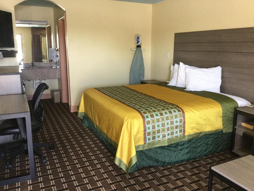King Room - Non-Smoking interior